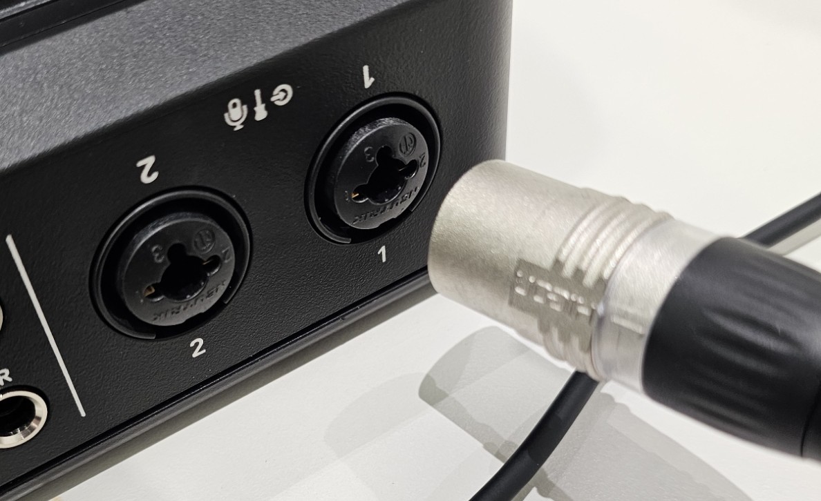 Mikrofon und Kopfhörer anschließen